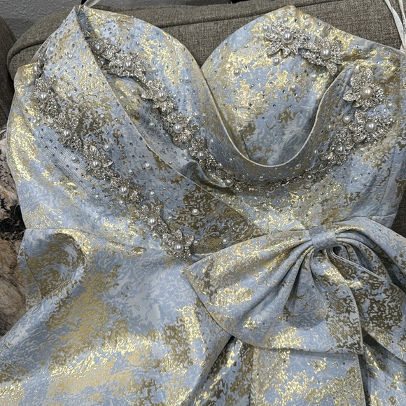 MNM COUTURE-Evening strapless gown with metallic hues, sparkly beads. - Picture 4 of 6